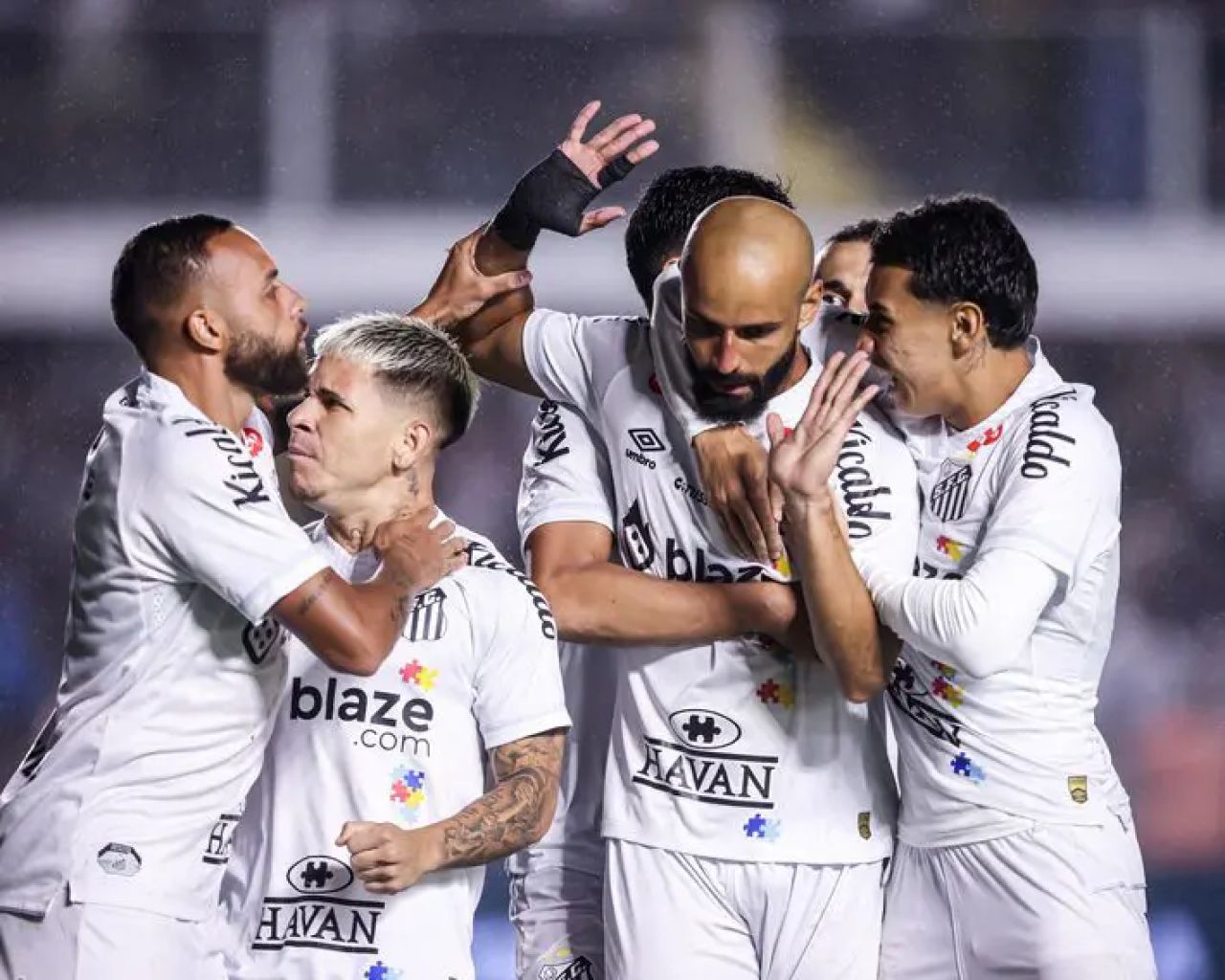 Santos busca virada, mas cede empate nos acréscimos para o Bahia e segue sem vencer no Brasileiro