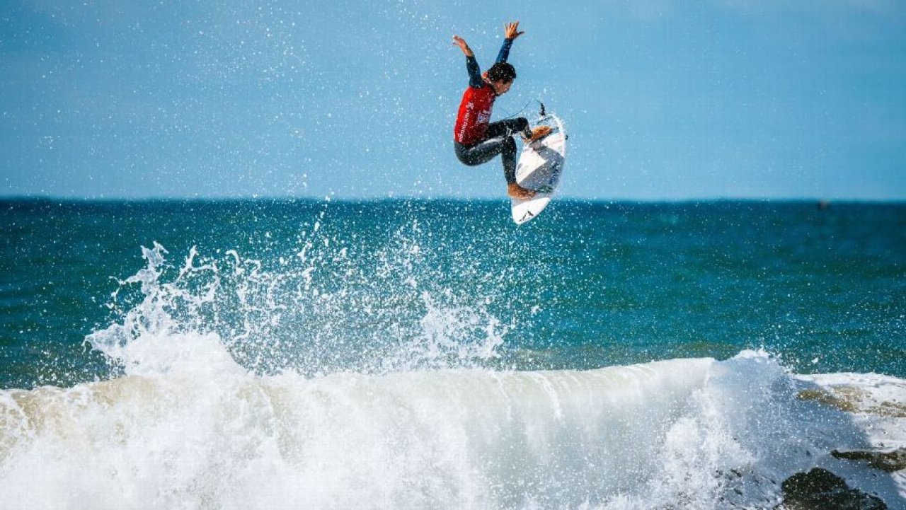 Yago Dora surpreende, bate Ítalo Ferreira em final brasileira no surfe e é campeão em Portugal
