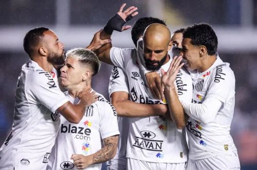 Santos busca virada, mas cede empate nos acréscimos para o Bahia e segue sem vencer no Brasileiro