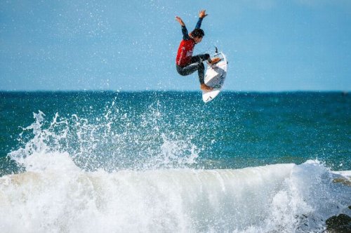 Yago Dora surpreende, bate Ítalo Ferreira em final brasileira no surfe e é campeão em Portugal